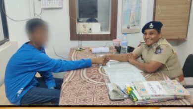 Photo of સાપુતારા પોલીસે ઘરેથી નીકળી આવેલ મહારાષ્ટ્રનું બાળકને પરિવાર સાથે મેળાપો કરાવ્યો