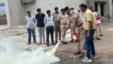 Photo of સાપુતારા પોલીસ સ્ટેશનના કર્મચારીઓને ફાયર સેફ્ટીની આપવામાં આવી તાલીમ