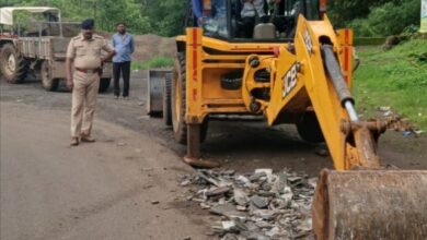 Photo of સાપુતારા-માલેગામ ઘાટ માર્ગમાં રસ્તાની બાજુમાં પડેલા ખાડા પોલીસે પુર્યા