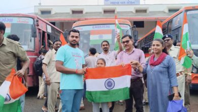 Photo of આહવા એસ. ટી. ડેપો દ્વારા બસના મુસાફરોને તિરંગાનું વિતરણ કરાયું: